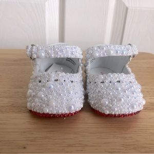White pearls shoes for baby